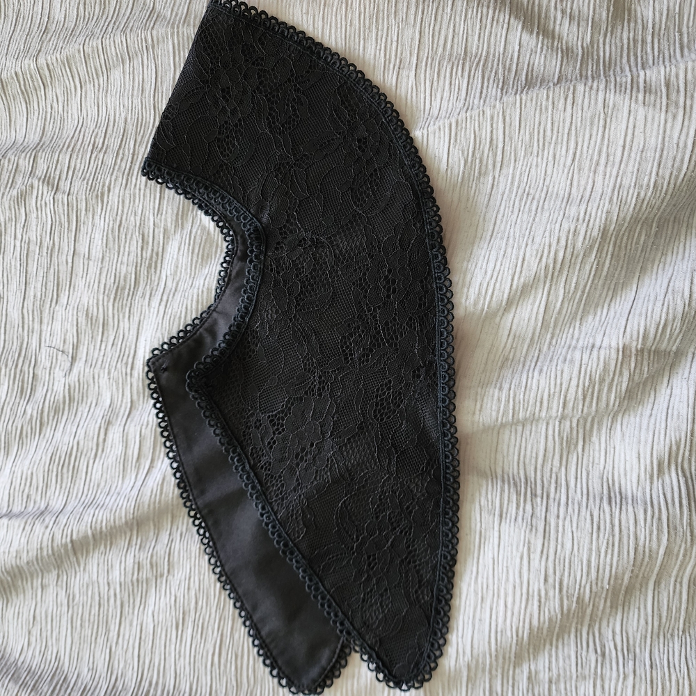 Black Lace Collar